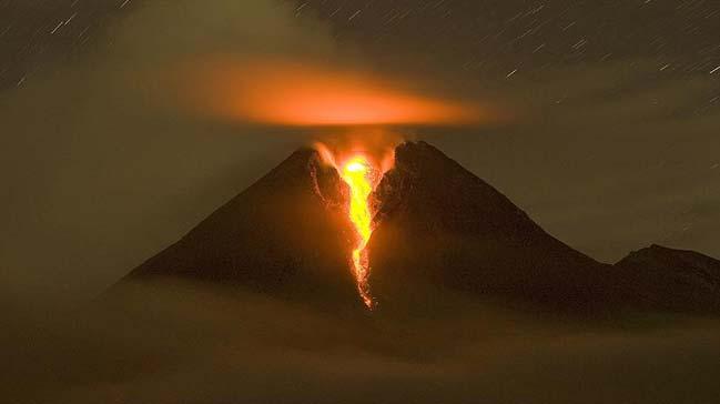 Endonezya'nn Cava Adas'nda bulunan Merapi Yanarda'nda patlama meydana geldii bildirildi