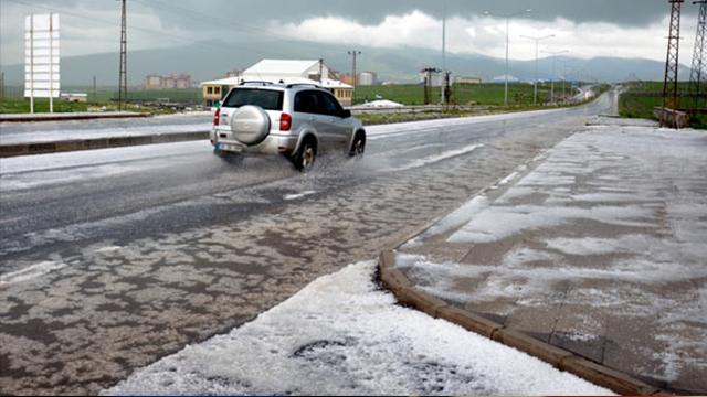 Kars ve Erzincan'da saanak ve dolu etkili oldu