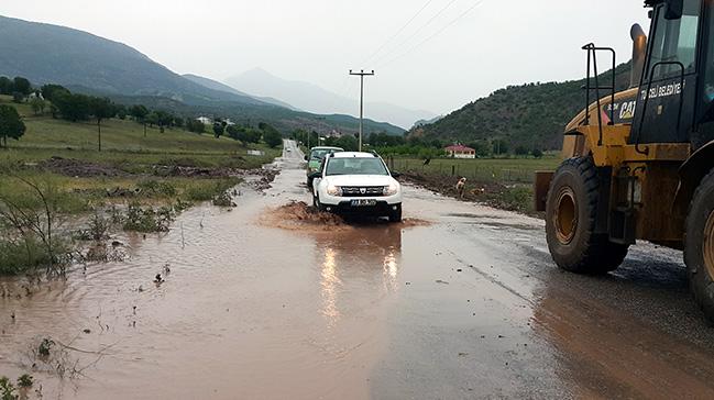 Tunceli- Erzincan karayolu, sel nedeniyle bir saat trafie kapand