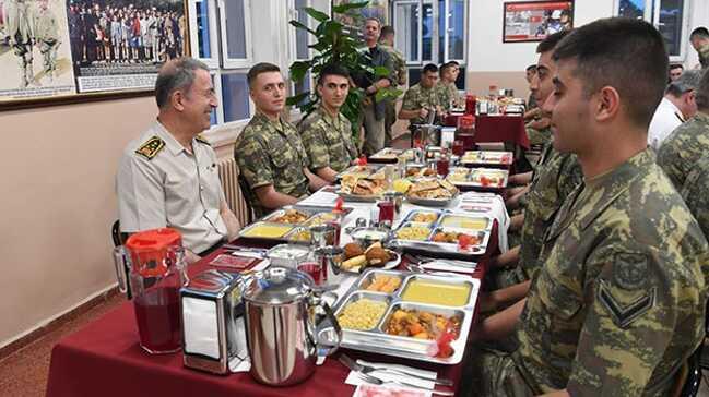 Orgeneral Akar, erba ve erlerle iftar yemeine katld 