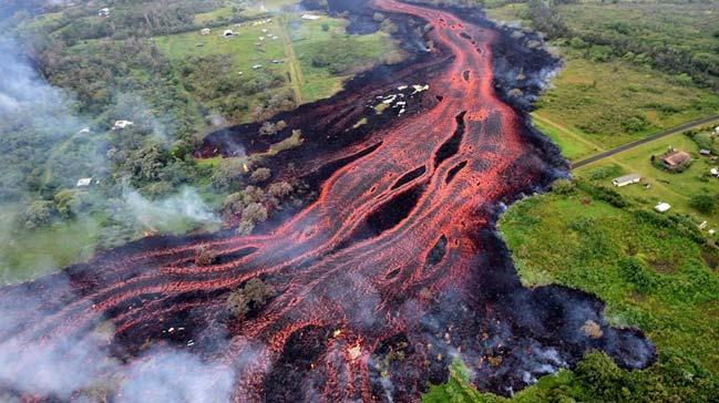 ABD'nin Havayi eyaletindeki Kilauea Yanarda'ndan pskren lavlar 600'den fazla evi yok etti