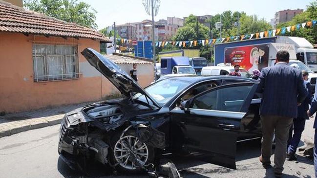 Esenler Belediye Bakan Tevfik Gksu'nun makam arac kaza yapt