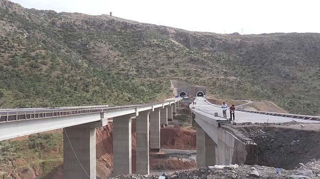 PKK'nn saldrlar dolaysyla yapm geciken rnak-Cizre karayolu iki ay sonra hizmete alacak