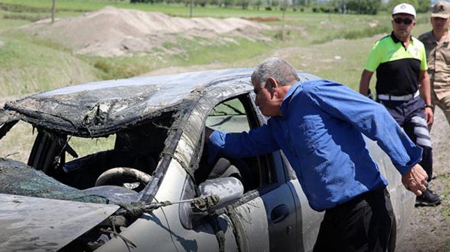 Hastaneye gitmeyi redderek su kanalna devrilen aracnn kanaldan karlmasn bekledi