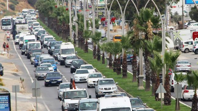 Bodrum'da kilometrelerce kuyruk olutu, trafik durdu 