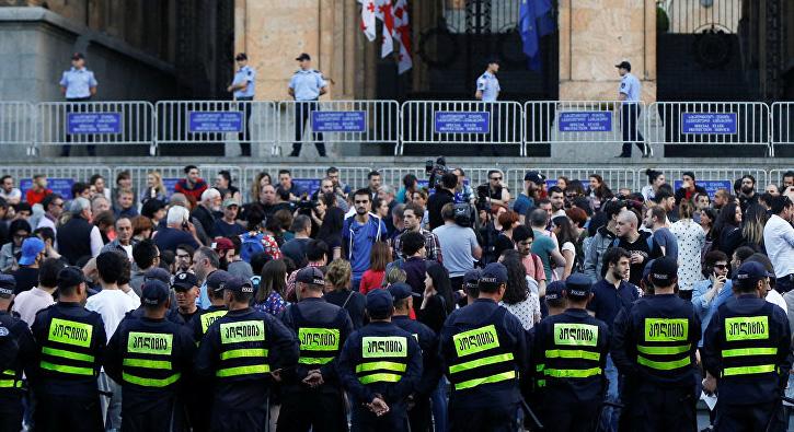 Tiflis'teki protestolar alevlendi: Polis muhalifleri gzaltna ald, adrlar toplad