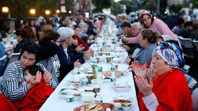 ABD'nin New Jersey eyaletinde yaayan Mslmanlar sokak iftarnda bir araya geldi