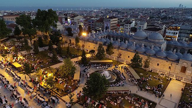 Fatih Camii'nde 10 bin kii iftar yapt