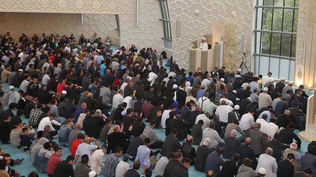 Avusturya'da ibadete alan camide bayram namaz