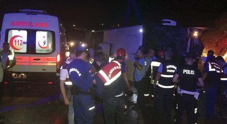 Karaman'da yolcu otobs devrildi: 3 l, 20 yaral