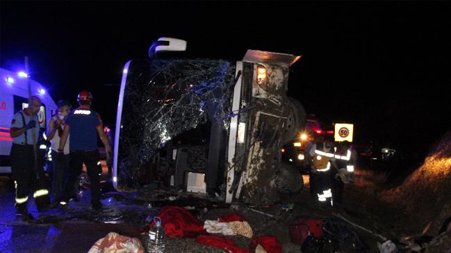 Karaman'da yolcu otobs devrildi: 3 l, 47 yaral 
