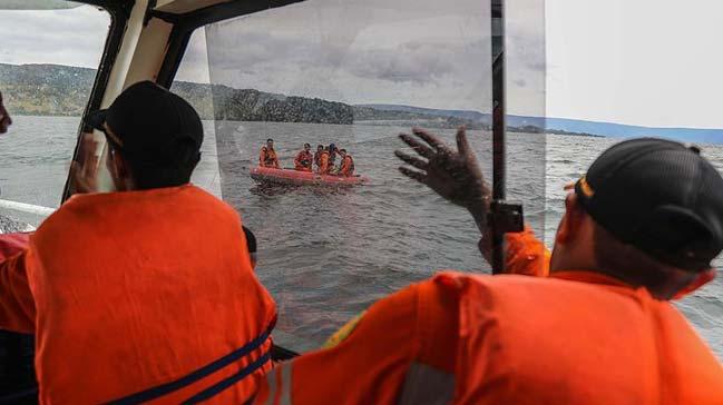 Alabora olan teknedeki 178 kii kayboldu