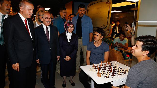 Cumhurbakan Erdoan 'Genlik Merkezi'ni ziyaret etti