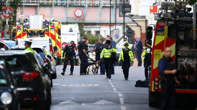 Londrann Charing Cross'da, zerinde bomba bulunduunu iddia eden bir yolcu gzaltna alnd