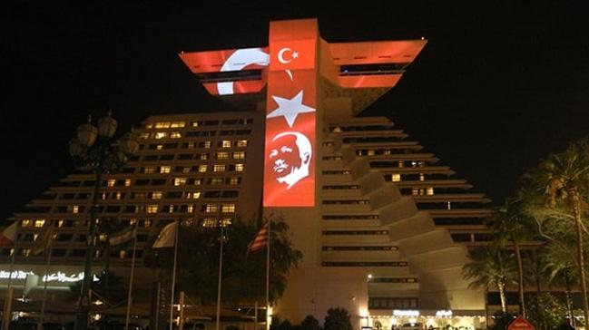 Katar'daki Sheraton Oteli Trk bayrayla aydnlatld