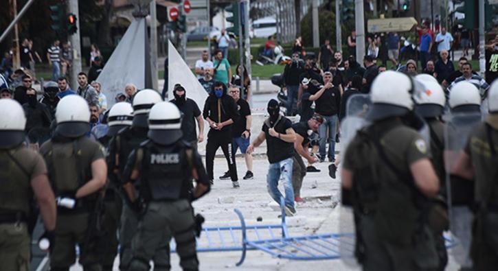 Yunanistan kart! Gstericiler polisle att 