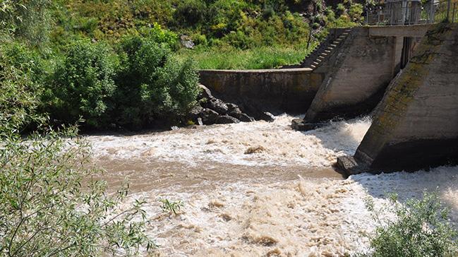 Kars'n 4 kynde iddetli saanak nedeniyle baz ev ve ahrlar su bast