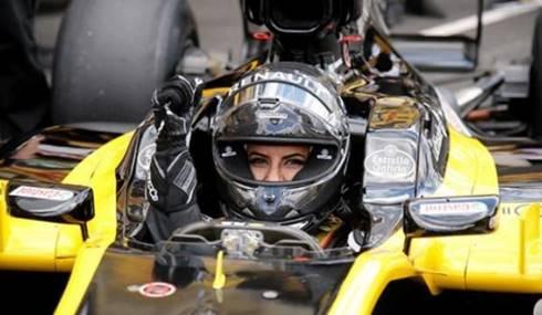Renault F1 otomobilinde Suudi bir kadn src
