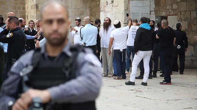 srail polisi eliindeki 112 fanatik Yahudi ile ok sayda turist Mescid-i Aksa'ya baskn dzenledi