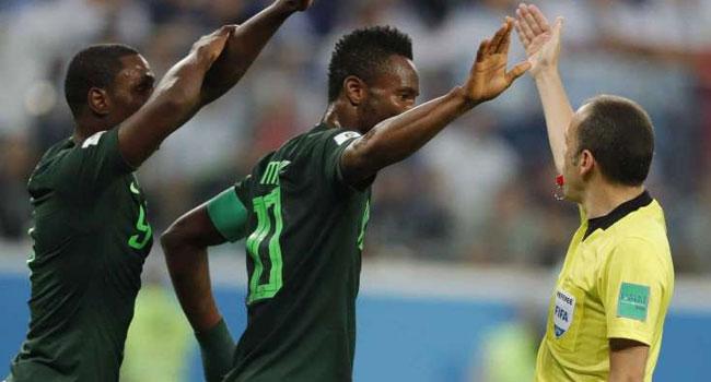 Obi Mikel, dnk Nijerya-Arjantin mandaki ynetimi sebebiyle Cneyt akr' eletirdi