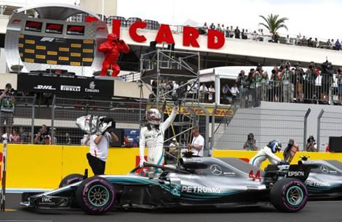 F1: Lewis Hamilton Siver Arrows le 44. Galibiyetini Ald!