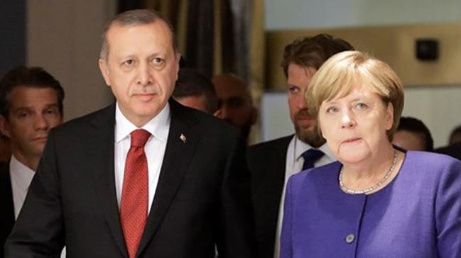 Merkel: Trkiye'ye geri kalan 3 milyar euro yardm demeliyiz