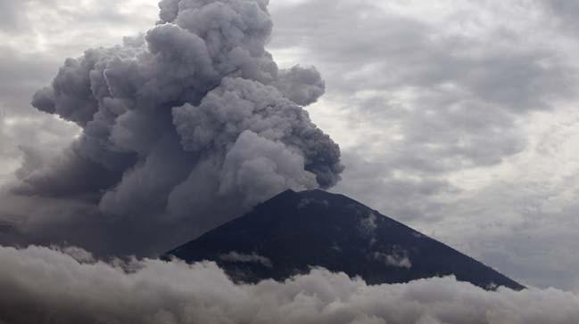 Endonezya Balide bir yanardan faaliyete gemesiyle kapatlan havaliman tekrar ald