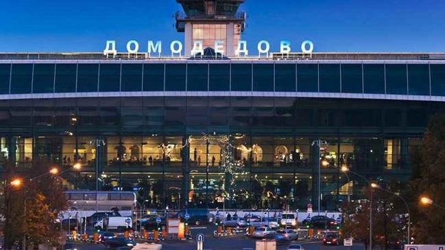 Moskova havalimannda bir kiinin yerde yattn gren polis, havalimannn bir blmn kapatt