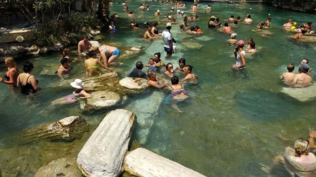 Denizli'deki 2 bin 500 yllk antik havuz turistle doluyor