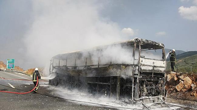 Bursa'da seyir halindeki yolcu otobs yand