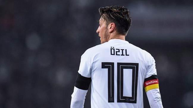 Almanya Milli Futbol Takm'ndan Mesut zil geti