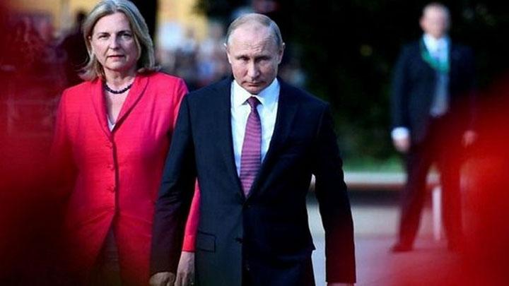 Putin'i dnne davet eden Avusturya Dileri Bakan Kneissl'n istifas istendi