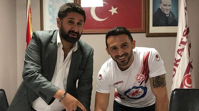 Tokatspor'da Sportif Direktr olan Ahmet Dursun, takmyla futbolcu olarak da szleme imzalad