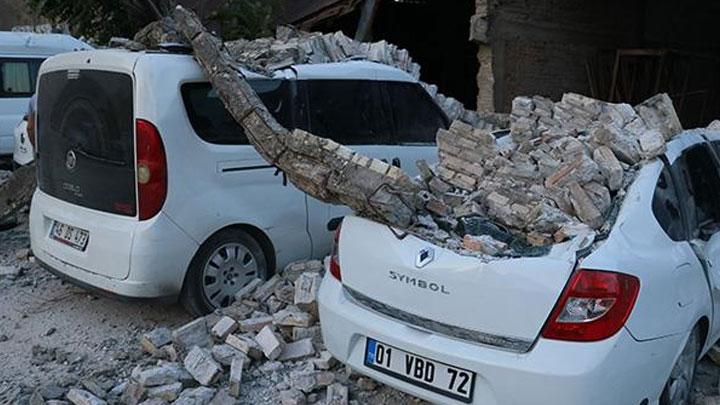 Adanada kullanlmayan bir fabrikann duvar 8 aracn zerine ykld