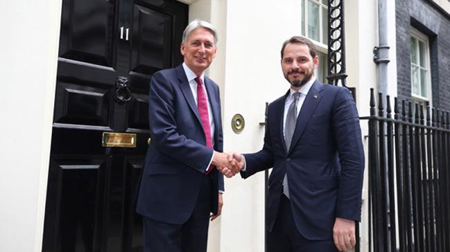 Bakan Albayrak Londra'da bakanlarla bir araya geldi