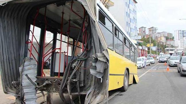 Trabzonda seyir halindeki krkl belediye otobs ikiye blnd