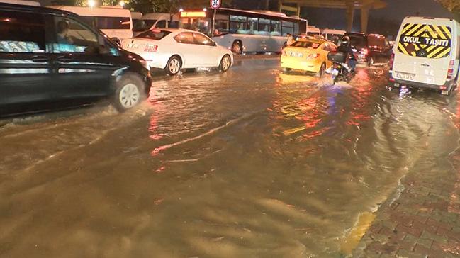 stanbulda ya nedeniyle baz caddelerde su birikintisi olutu