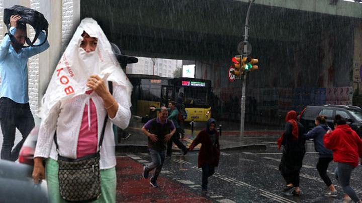 stanbul'da vatandalar yaan yamurda slanmamak iin anta ve poetleri kulland