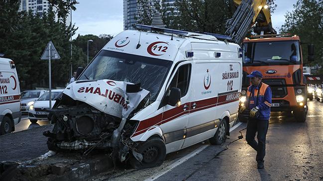 ili'de hasta tayan ambulans kaza yapt: 6 yaral