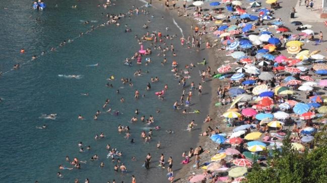 Antalya'da scak havadan bunalanlar plajlara akn etti