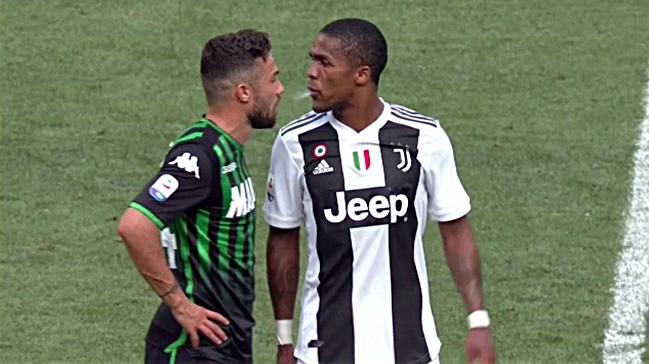 Rakibine dirsek ve kafa atan, ardndan tkren Douglas Costa, VAR'a takld