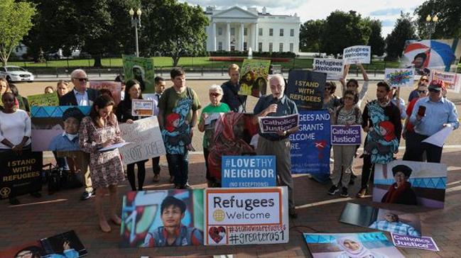 Beyaz Saray nnde Trump'n mlteci azaltma kararna tepki gsterdiler