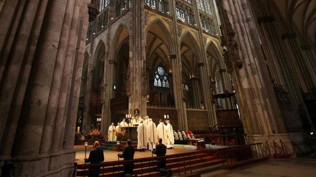 Cinsel tacizle sulanan Fransz rahip intihar etti 