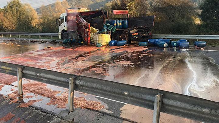TEM Otoyolu'nda asit ykl kamyonun kart kazada yola dklen asit nedeniyle yol trafie kapal