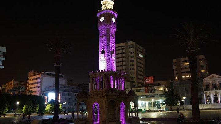 zmir Saat Kulesi, alzaymr hastalna dikkati ekmek amacyla mor kla aydnlatld 