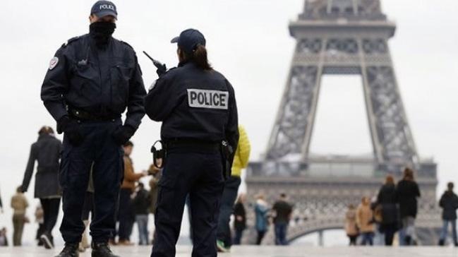 Fransada sivil polise uyuturucu teklif eden torbac gzaltna alnd 