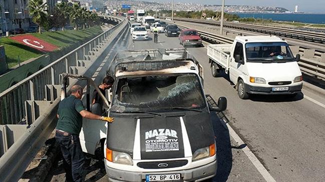 Sigara izmariti seyir halindeki kamyoneti yakt