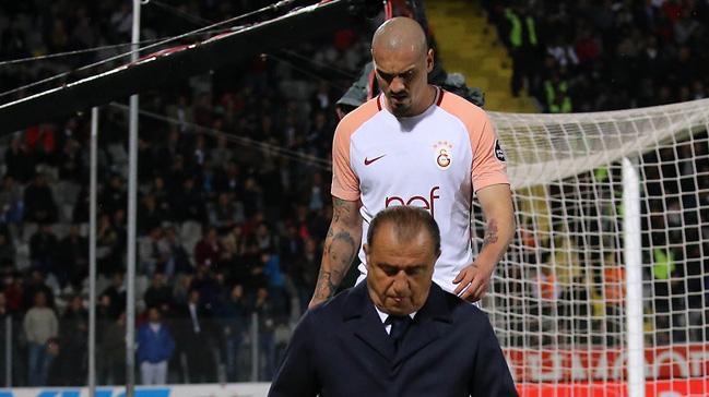 Maicon, Galatasaraydan ayrlmak iin gn sayyor