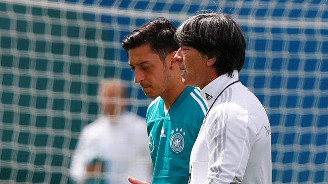 Mesut zil, Joachim Lw ve Bierhoff'un grme isteini kabul etmedi