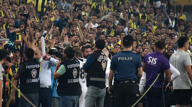 Fenerbahe-Beikta derbisinde 74 taraftar, tm spor msabakalarndan men edildi